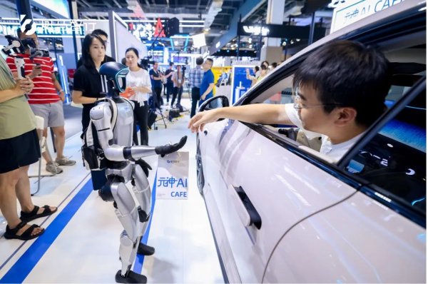 百事达配资 AI+智能驾驶发展如何？智能座舱更“懂你”，自动驾驶驶入现实｜聚焦世界人工智能大会