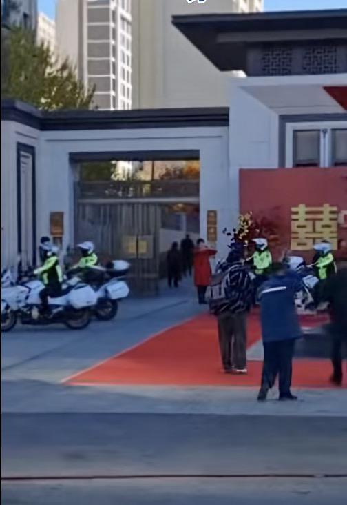 股票king 8人穿仿制警服开摩托车充当婚庆车队！警方通报已罚款并记分