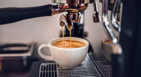 启远网  一杯咖啡+一片吐司=450欧元？94岁老人连吃两年！